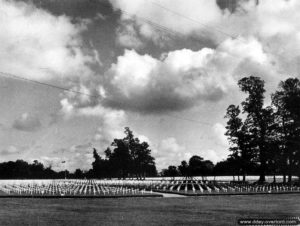 Le cimetière militaire provisoire numéro 2 de Sainte-Mère-Eglise. Photo : US National Archives