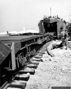 31 juillet 1944 : déchargement de plusieurs wagons depuis le LST numéro 21 à Tourlaville. Photo : US National Archives