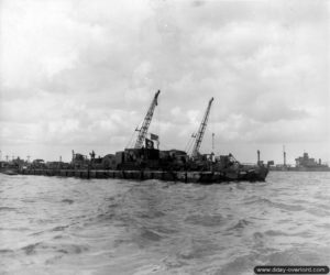 Transport de matériel à bord d'un rhino-ferry devant Utah Beach. Photo : US National Archives