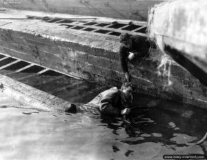 9 mars 1945 : un scaphandrier anglais inspecte le port de Cherbourg. Photo : US National Archives