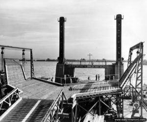 Les plateformes Löbnitz, surnommées Whales, installées devant Vierville-sur-Mer. Photo : US National Archives