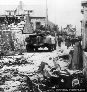 Des soldats américains, appuyés par un véhicule M8 Greyhound et accompagnés de Jeep, progressent aux abords de Cherbourg. Photo : US National Archives