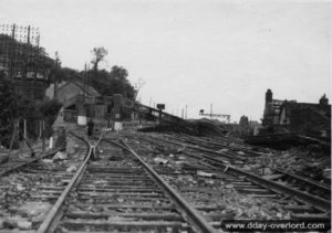 Remise en état de la voie ferrée Paris-Cherbourg. Photo : US National Archives