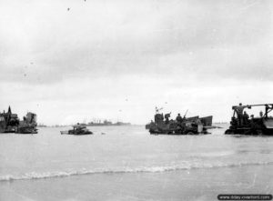 Un LCT débarque ses véhicules et son matériel à Omaha Beach. Photo : US National Archives