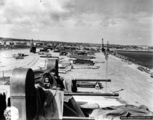 Un affût de DCA Maxson M45 sur le toit d’un bunker dans le port de Cherbourg. Photo : US National Archives