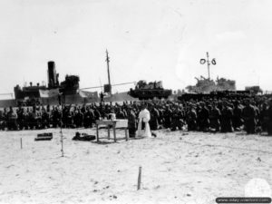 12 juin 1944 : messe au cimetière provisoire N°1 à Saint-Laurent-sur-Mer célébrée par le révérend William Dempsey sur la plage de Vierville-sur-Mer. Photo : US National Archives