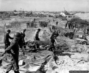 Prise en compte d'un blessé devant Saint-Laurent-sur-Mer à Omaha Beach. Photo : US National Archives