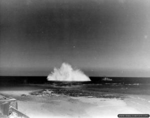 Déclenchement volontaire d’une mine sous-marine dans la Manche. Photo : US National Archives
