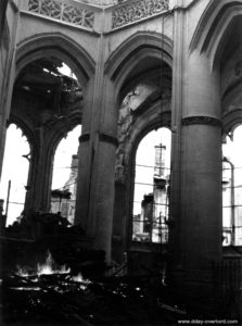 Les dégâts à l’intérieur d’une église de Falaise dont les boiseries terminent de se consumer. Photo : US National Archives