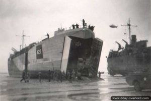 11 juin 1944 : des navires de transport LST (en particulier le LST 427) débarquement sa cargaison de véhicules à proximité d'Asnelles dans le secteur de Gold Beach. Photo : IWM