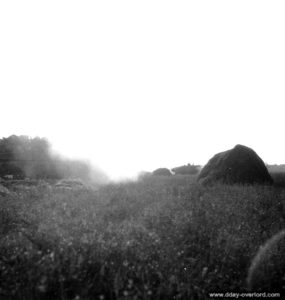 25 juillet 1944 : pendant l'opération Spring, une batterie de canons automoteurs M7 Sexton ouvre le feu à l’aube en préparation d’un nouvel assaut canadien dans le secteur d'Ifs. Photo : US National Archives