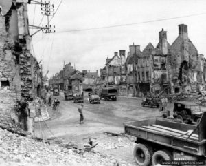 4 juillet 1944 : véhicules américains sur la place Gambetta à Isigny-sur-Mer. Photo : US National Archives