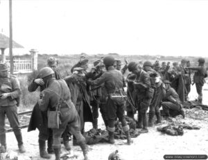 Des Allemands de la 5ème compagnie du 736. Grenadier Regiment, 716. Infanterie-Regiment se rendent aux Canadiens. Photo : Archives Canada