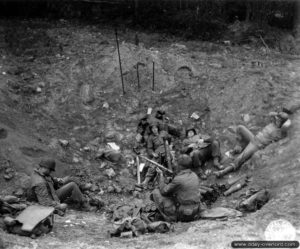 8 juillet 1944 à La-Haye-du-Puits : éreintés par les combats, cette équipe mortier servant une pièce de 81 mm profite de chaque moment pour se reposer. Photo : US National Archives
