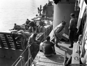 Avril 1944 : approvisionnement de LCI(L) en rations depuis un LCM en Angleterre. Photo : US National Archives