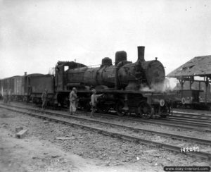 Juillet 1944 : une locomotive à vapeur Broadway Limited entre en gare de Lison. Photo : US National Archives