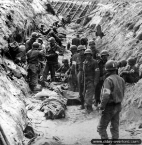 Un poste médical avancé armé par une unité ESB à Omaha Beach. Photo : US National Archives