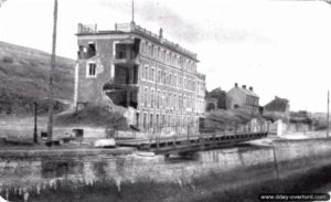 L’ancien pont tournant à l'entrée du port de Port-en-Bessin. Photo : US National Archives