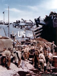 Chargement à Castletown, le port de l'île de Portland, du LST 134 transportant le matériel de l’état-major de la 1st Infantry Division devant débarquer sur Easy Red à Omaha Beach. Photo : US National Archives