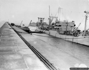 3 octobre 1944 : un pétrolier décharge son carburant le long de la digue de Querqueville. Photo : US National Archives