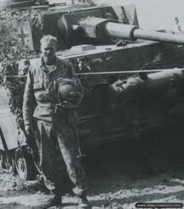 Le sergent Bill Totterdale, du 41st AIR devant l’épave d’un Panzer IV dans le secteur de Roncey. Photo : US National Archives