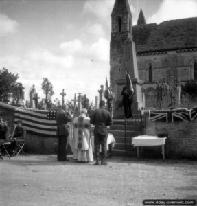 14 juillet 1944 : cérémonie à Rots à l'occasion de la fête nationale française en présence de soldats canadiens de la 2nd (CA) Infantry Division. Photo : US National Archives