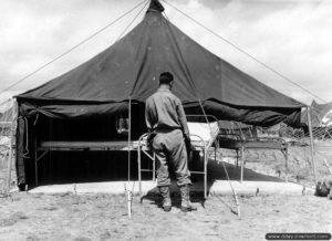 3 août 1944 : mise en place des lits sous les tentes à l’hôpital de campagne de Saint-Hilaire-Petitville. Photo : US National Archives