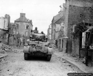 19 juillet 1944, un char léger M5A1 Stuart de l’escadron D du 747th Tank Battalion en direction du carrefour de la Bascule à Saint-Lô. Photo : US National Archives