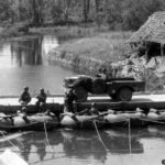 Pont flottant sur l’Ouve installé par les sapeurs américains à Saint-Sauveur-le-Vicomte. Photo : US National Archives