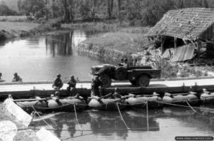 Pont flottant sur l’Ouve installé par les sapeurs américains à Saint-Sauveur-le-Vicomte. Photo : US National Archives