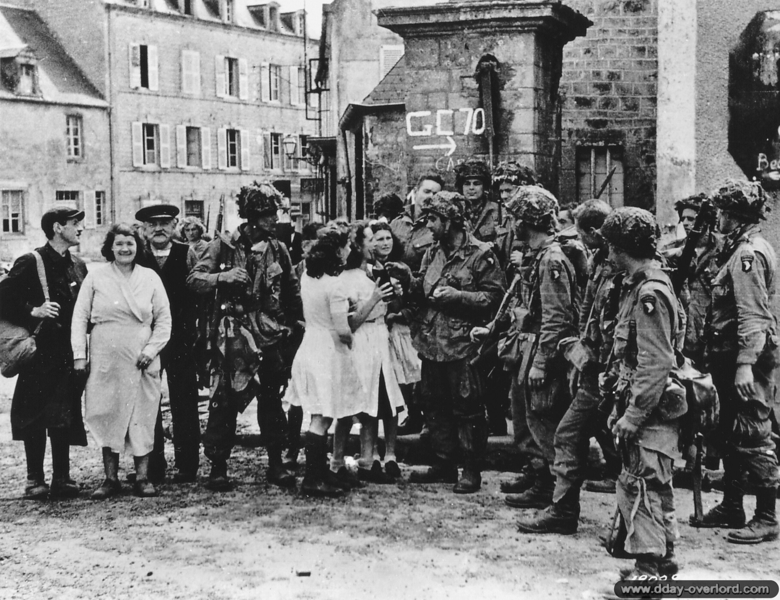 Sainte-Marie-du-Mont en 1944 pendant la bataille de Normandie 1 7 juin 1944 : des parachutistes de la 101ème division aéroportée fraternisent avec la population sur la place de Sainte-Marie-du-Mont. Photo : US National Archives