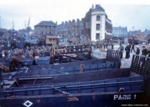 Les LCI(L) 84 et 497 ainsi que le LCH 87 et des LCM, rattachés au bâtiment de guerre USS Samuel Chase à Weymouth. Photo : US National Archives