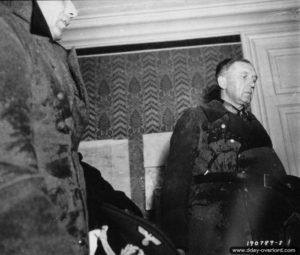 26 juin 1944 : von Schlieben et Hennecke se rendent au général Collins au château de Servigny à Yvetot-Bocage. Photo : US National Archives