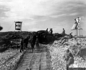 La sortie de plage sur le secteur Easy White à Omaha Beach. Photo : US National Archives
