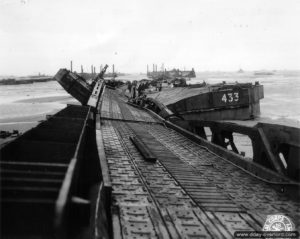 Dégâts de la tempête du 19 au 21 juin 1944 sur une passerelle du Mulberry A. Photo : US National Archives