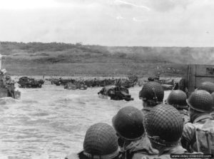 Débarquement à 10h30 à l'ouest du Wn 65 à hauteur de Saint-Laurent-sur-Mer. Photo : US National Archives