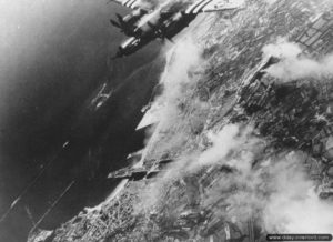 Un bombardier B-26 Marauder au-dessus de Cherbourg. Photo : US National Archives