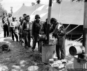 15 juin 1944 : corvée de nettoyage au 13th Field Hospital de Saint-Laurent-sur-Mer. Photo : US National Archives