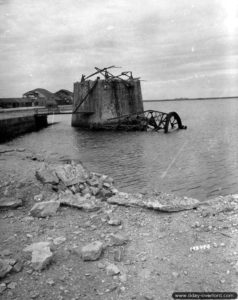 Une grue pour les hydravions de la base aéronavale de Chantereyne sabotée par les Allemands à Cherbourg. Photo : US National Archives