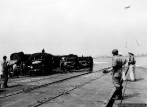 Transport de matériel à bord d’un rhino-ferry. Photo : US National Archives