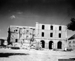 Bâtiment en ruines dans l’arsenal de Cherbourg. Photo : US National Archives