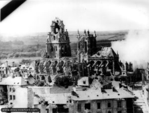 Photo aérienne des ruines de l’église Saint-Germain à Argentan. Photo : US National Archives