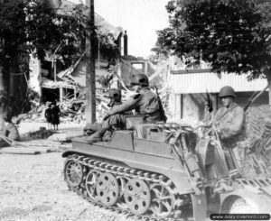 Des paras américains du 502nd Parachute Infantry Regiment de la 101st Airborne Division à bord d’une chenillette allemande Kleines Kettenkraftrad HK 101. Photo : US National Archives