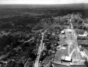 Vue aérienne de Domfront. Photo : US National Archives