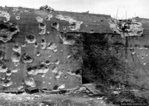 Une des quatre casemates R679 pour pièces de 155 mm de la batterie de Gatteville, criblée d'éclats et d'impacts de projectiles. Photo : US National Archives