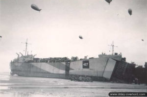 11 juin 1944 : des navires de transport LST (en particulier le LST 427) débarquement sa cargaison de véhicules à proximité d'Asnelles dans le secteur de Gold Beach. Photo : IWM