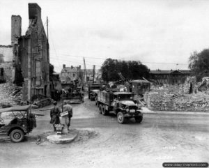 4 juillet 1944 : véhicules américains sur la place Gambetta à Isigny-sur-Mer. Photo : US National Archives