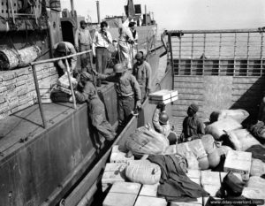 Avril 1944 : approvisionnement de LCI(L) en rations depuis un LCM en Angleterre. Photo : US National Archives