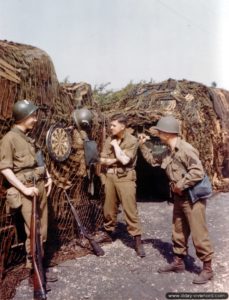 Des sapeurs attendant le départ : de gauche à droite le soldat Larry Mason, le première classe Norman Rausch et le sergent Henry Krawczyk à Castletown, le port de l'île de Portland. Photo : US National Archives