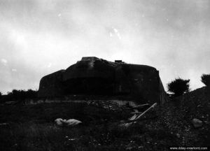 Casemate type Regelbau M272 abritant un canon de 170 mm de la batterie York à Querqueville. Photo : US National Archives